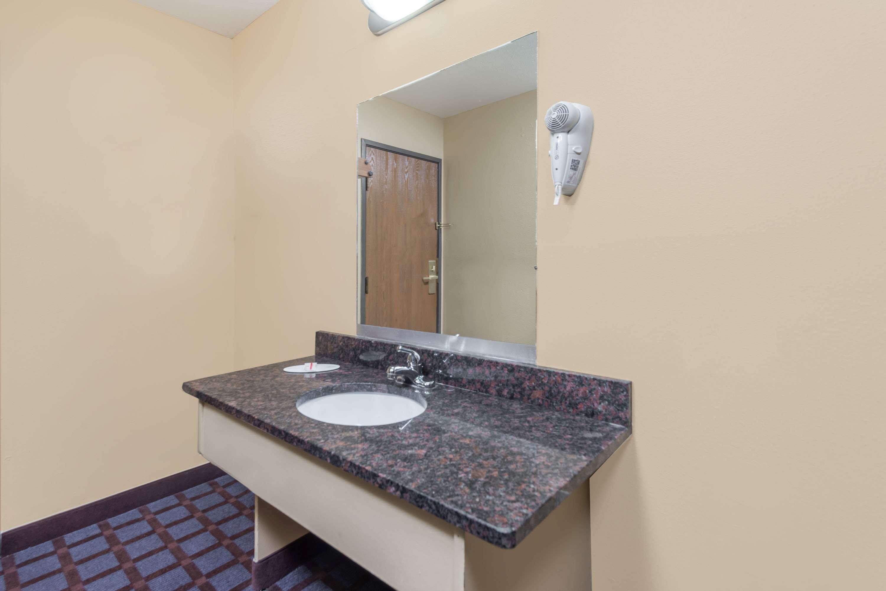 Super 8 By Wyndham Okawville Esterno foto